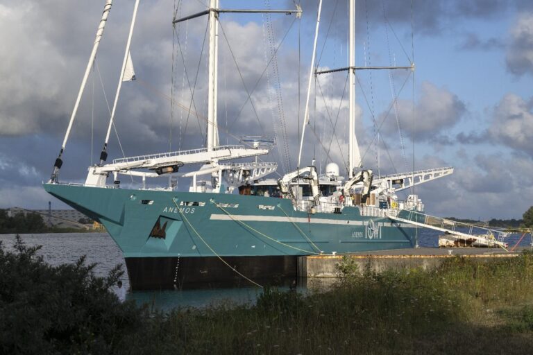 High-Tech-Sailing-Ship-Starts-Maiden-Voyage-With-1000-Tonnes-of.jpg