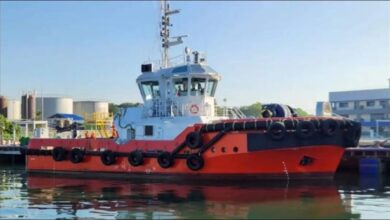 Electric tugboat navigating in Singapore harbor, featuring Echandia battery technology.