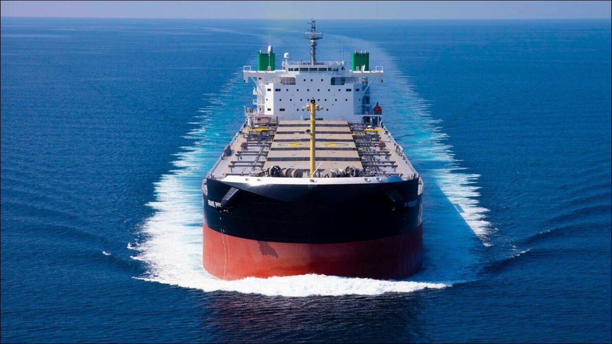 China's methanol-fuelled river-sea vessel Innovation 19 sails on its maiden voyage.