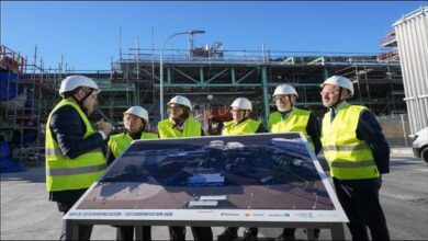 Industrial Port of Bilbao with ships, cranes, and facilities, site of the new e-fuels plant.