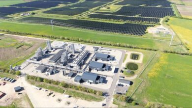 Kassø green hydrogen and e-methanol production facility with wind turbines.