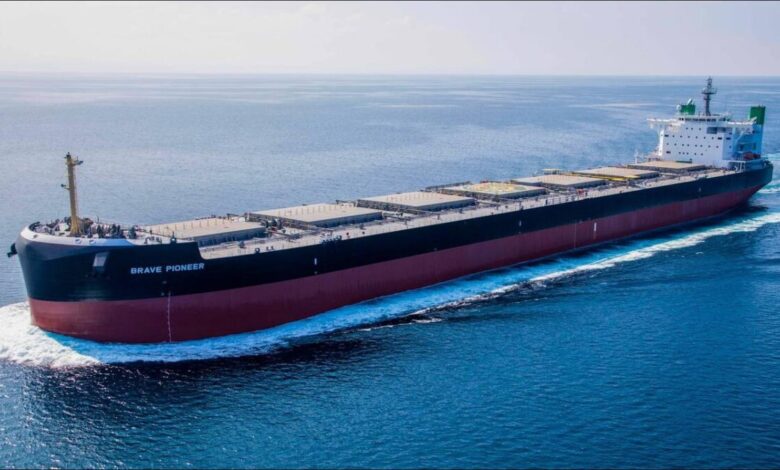 Tsuneishi's new Kamsarmax methanol dual-fuel bulk carrier underway.