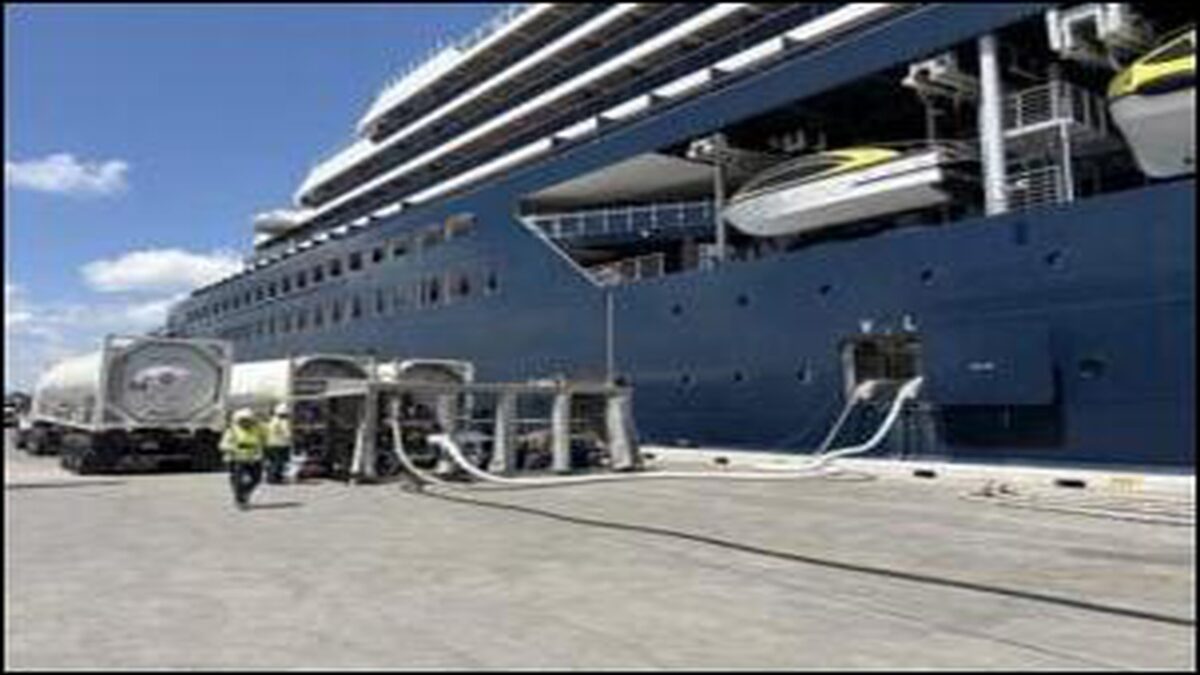 Shore-to-ship LNG bunkering operation at Port Everglades, Florida.