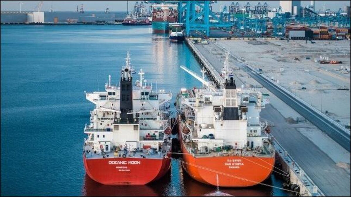 Maersk Center ammonia bunkering simulation in Rotterdam port, a zero-carbon shipping strategy.