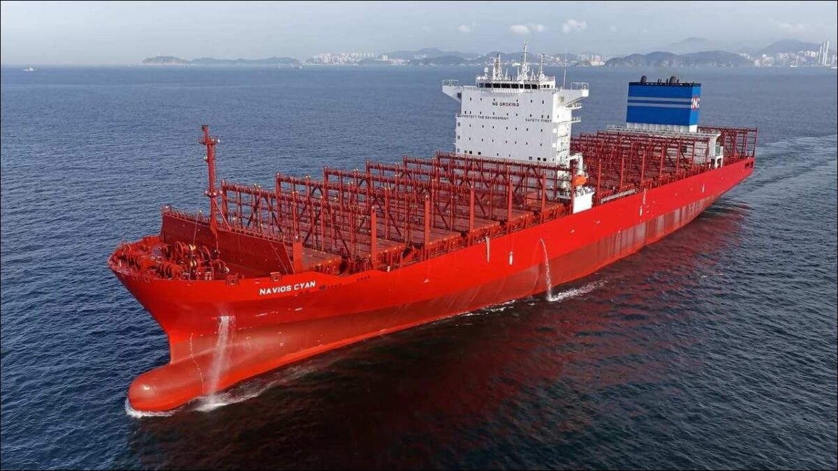 The Navios Cyan, a new LNG/methanol-ready container ship sailing at sea.