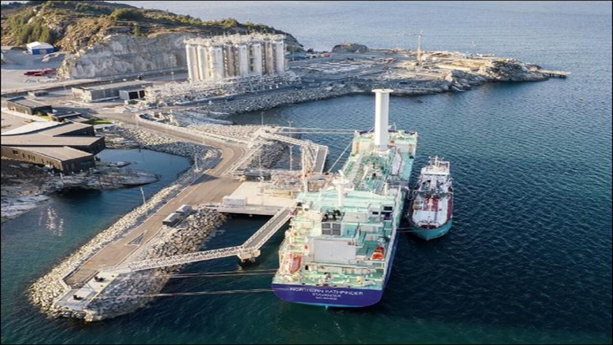 Molgas vessel conducting LNG bunkering for an LCO2 carrier in a Norwegian port.