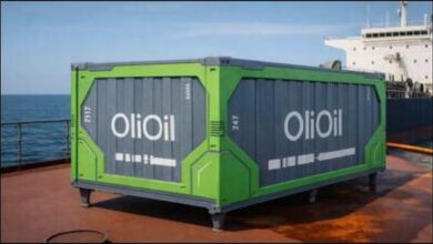 Autonomous system actively contains an oil spill on the ocean surface.