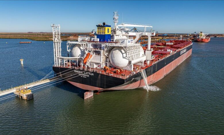 Fortescue and CMB.TECH executives sign a deal for new ammonia-ready vessels.