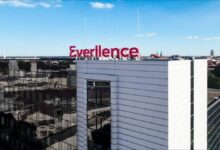 A modern container ship, representing Everllence's dual-fuel methane engine for sustainable shipping.