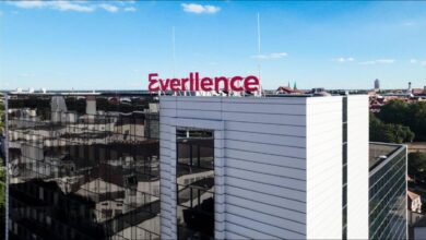 A modern container ship, representing Everllence's dual-fuel methane engine for sustainable shipping.