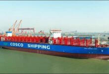 China's first 16,000TEU methanol-powered COSCO container ship sails on calm water.