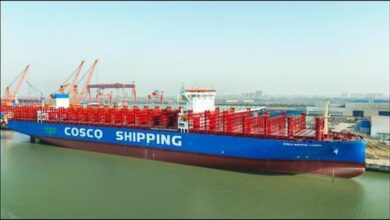 China's first 16,000TEU methanol-powered COSCO container ship sails on calm water.