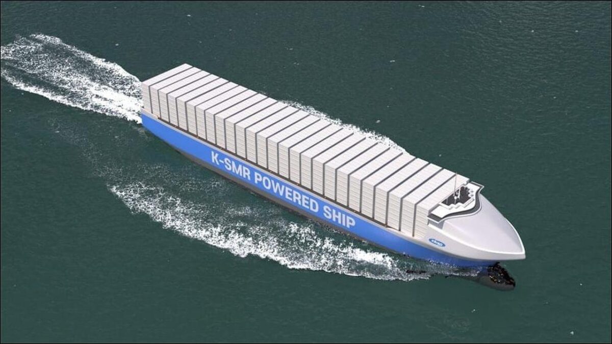 Korean nuclear-powered containership concept with SMRs sailing on blue water.