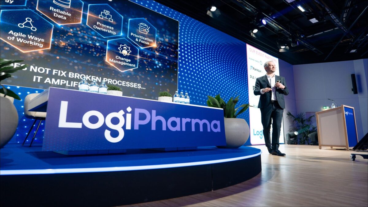 Professionals network and discuss global logistics challenges at the LogiPharma conference in Vienna.