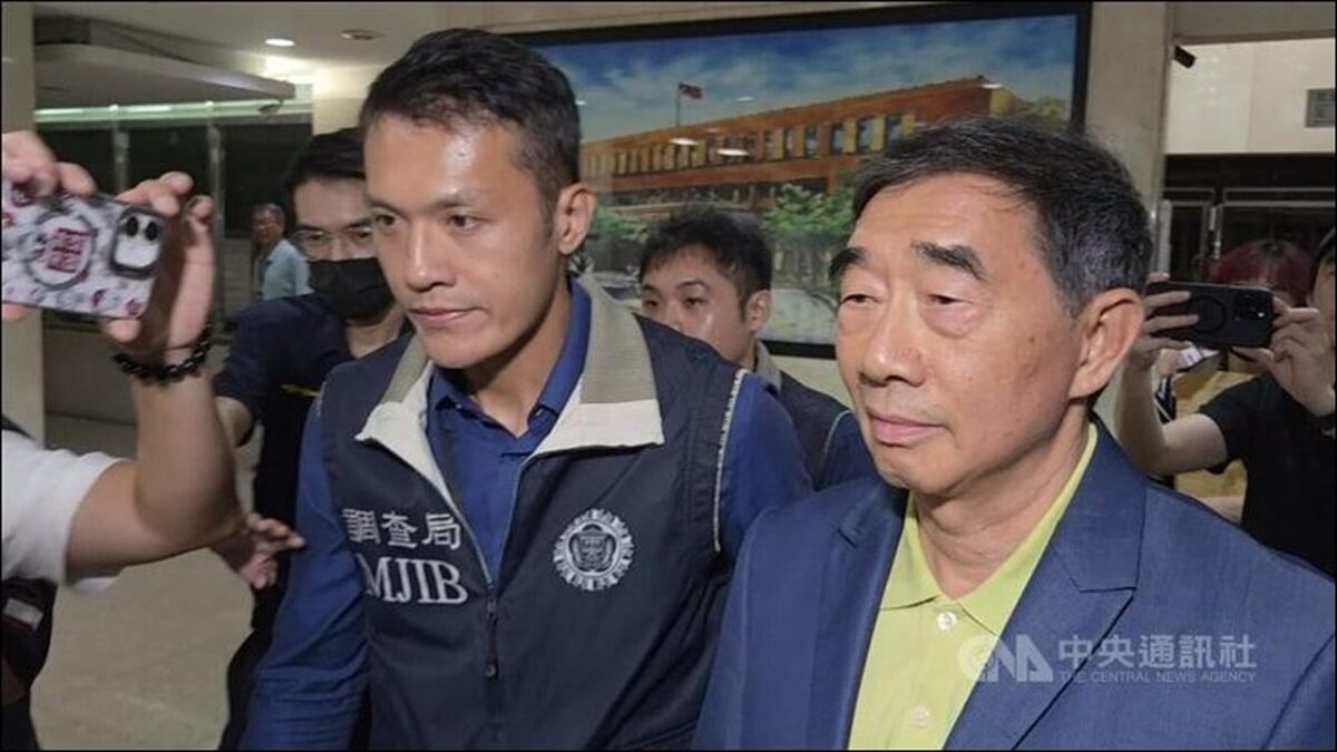 Chang Kuo-hua, Evergreen Marine director, smiling and wearing a suit.