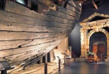 A 17th-century Dutch East Indiaman, similar to the Batavia, sails on a stormy ocean.