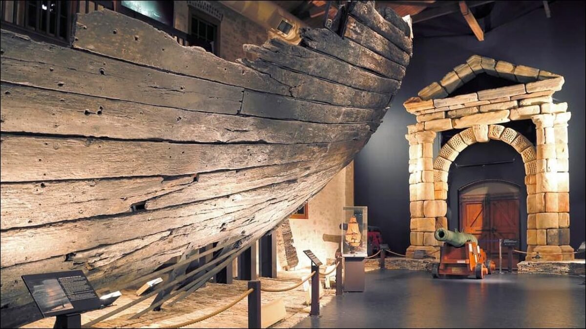 A 17th-century Dutch East Indiaman, similar to the Batavia, sails on a stormy ocean.