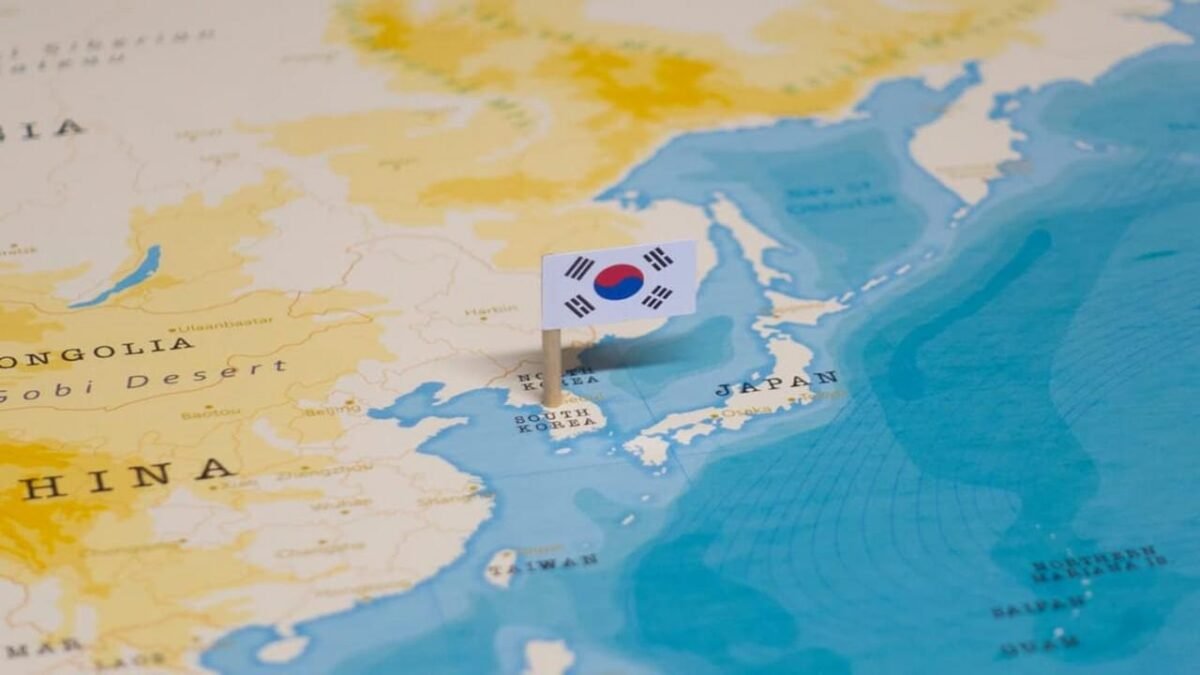 Executives from EcoMethanol, Hyundai, WW, and EUKOR sign South Korea's green methanol deal.