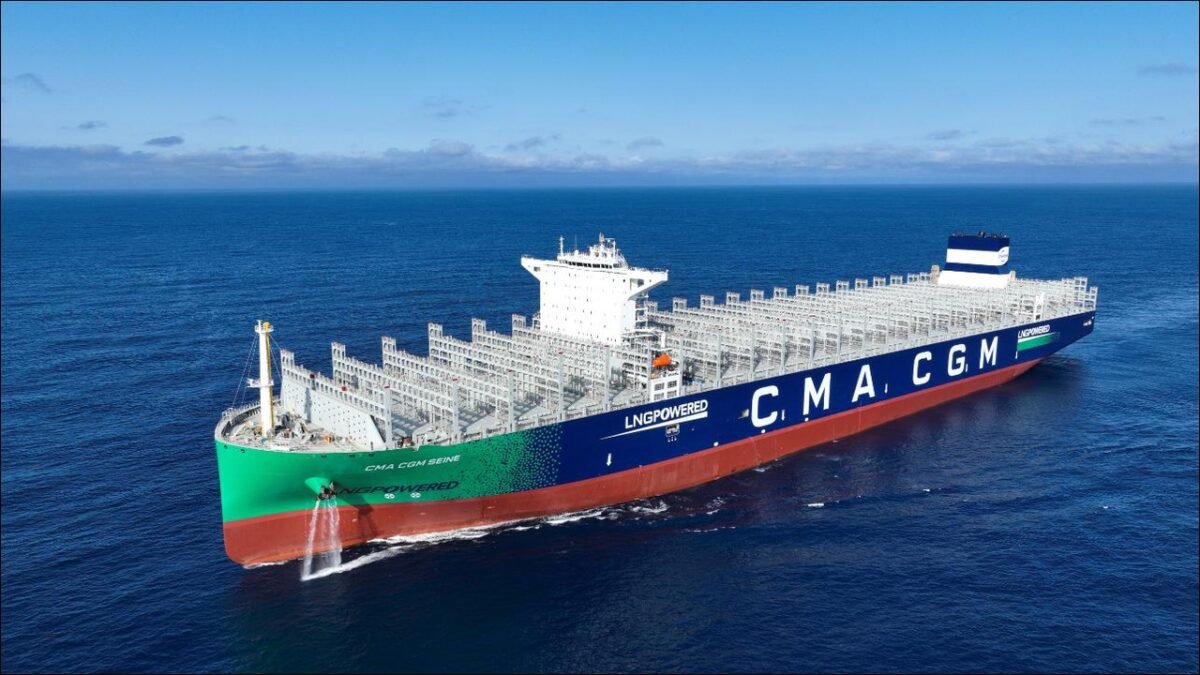 The new Everllence 24,000TEU dual-fuel LNG carrier delivered by Hudong-Zhonghua Shipbuilding.