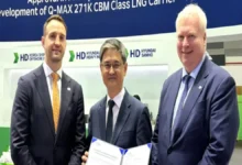 DNV and HD HHI representatives at the AiP award for the LNG carrier design.