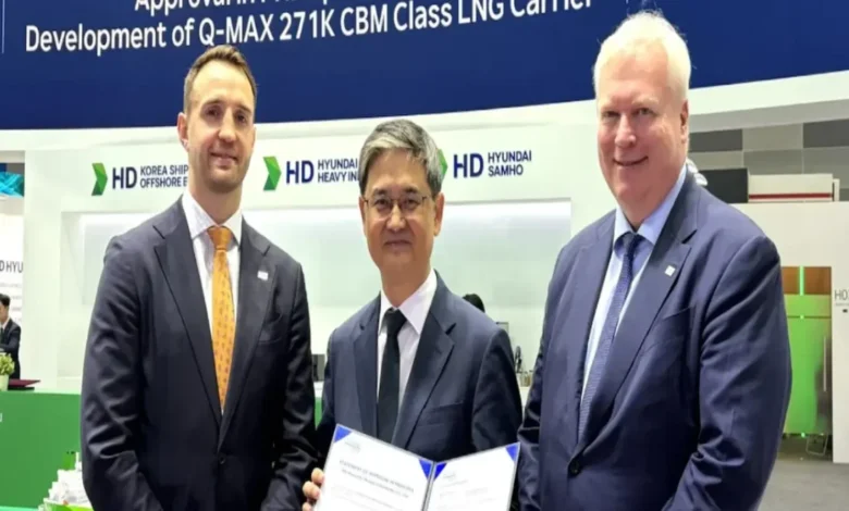 DNV and HD HHI representatives at the AiP award for the LNG carrier design.