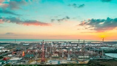 Green hydrogen production facility illustrating Moeve's new plant in Spain.
