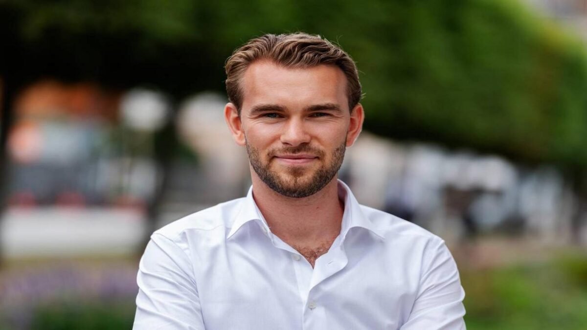 Tue Raguse, CEO of Ofiniti, in a professional portrait.