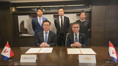 Wah Kwong NatPower and Aberdeen Restaurant Enterprises representatives shaking hands for marine electrification.