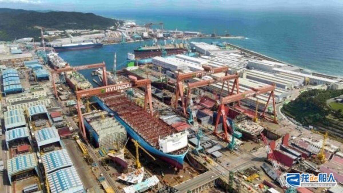 A large container ship, symbolizing the new 13,000-TEU vessels HMM ordered.