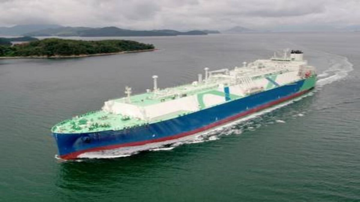 The MISC dual-fuel LNG carrier Th'ailib sails on open water.